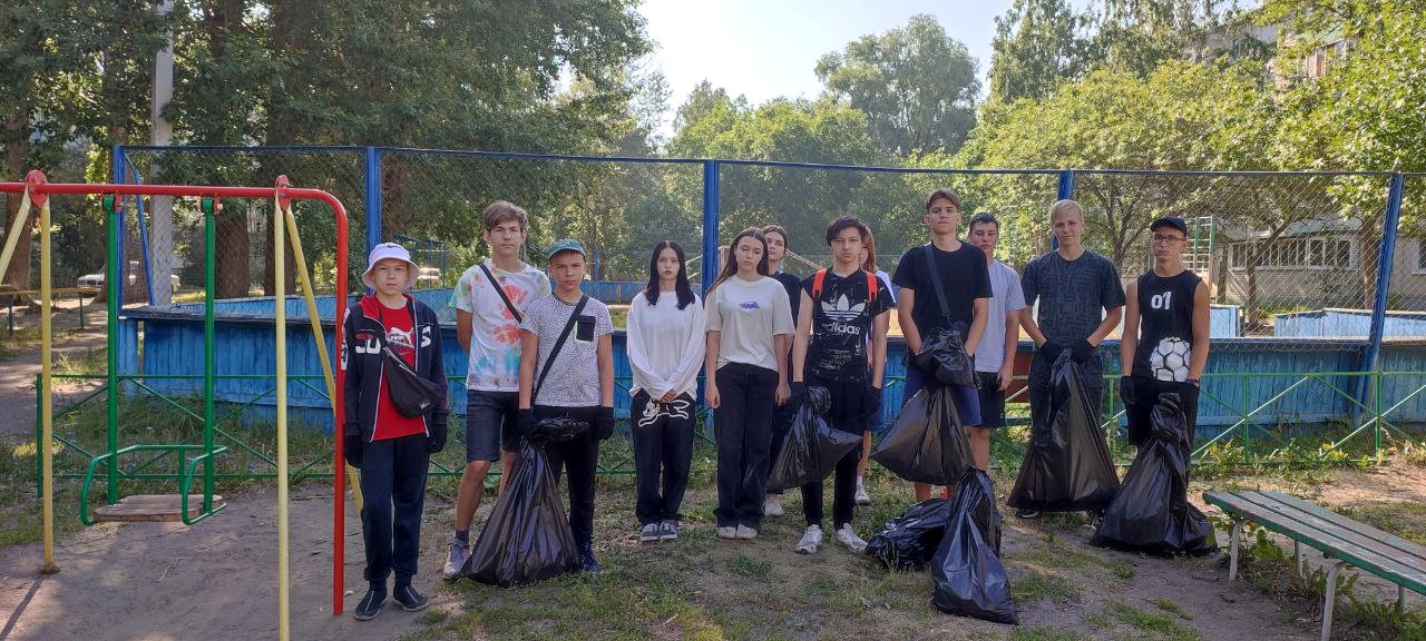 Трудовой отряд «Чистый мир» сегодня приводит в порядок хоккейный корт по проспекту Гая, 47.