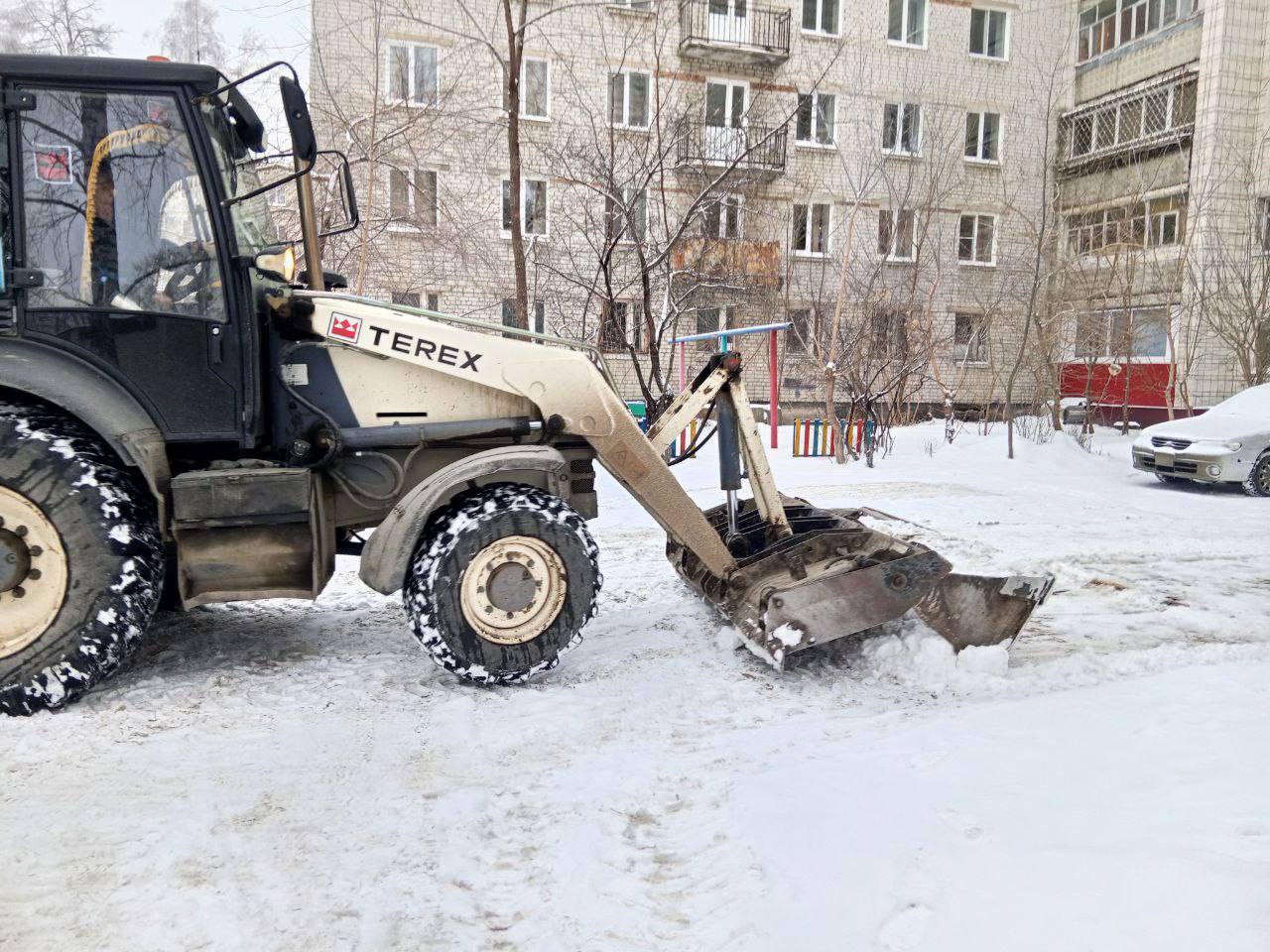 В Железнодорожном районе продолжается активная работа по уборке снега и наледи.