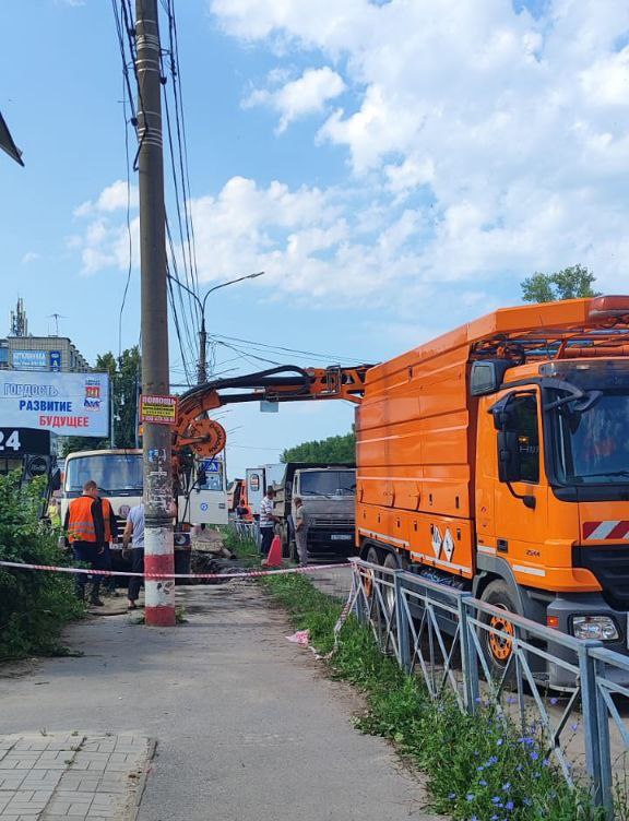 🛠 В Железнодорожном районе ремонтируют ветхий участок сетей водоотведения.