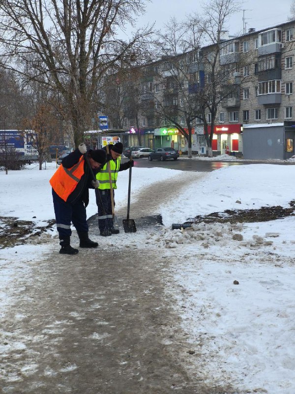 Ежедневно на территории Железнодорожного района ведутся работы по уборке снега и наледи, а также обработке тротуаров пескосоляной смесью. .