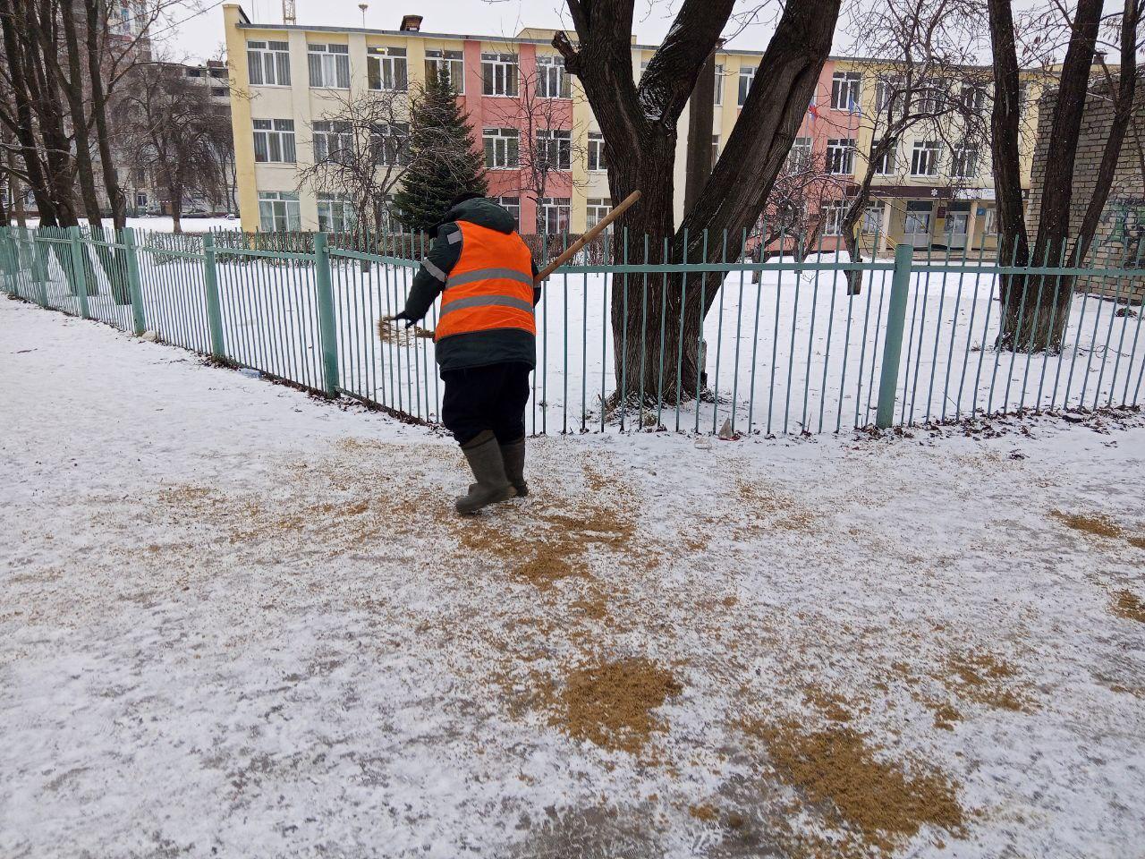  В районе ведутся активные работы по расчистке улиц и тротуаров от снега и наледи.