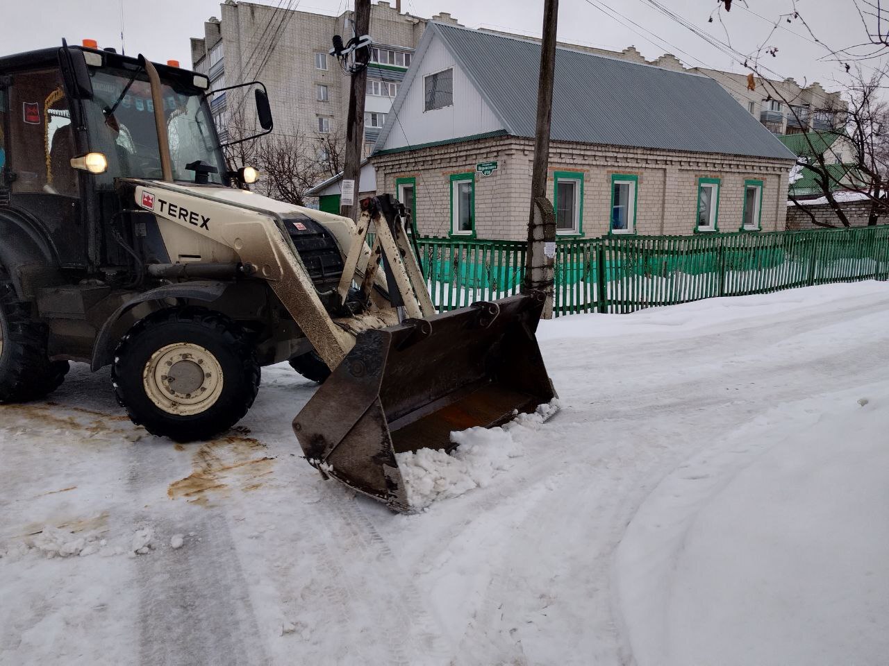 В Железнодорожном районе ведутся работы по очистке от снега и наледи прилегающих территорий, проезжей части дорог, пешеходных дорожек и внутриквартальных проездов на постоянной основе..