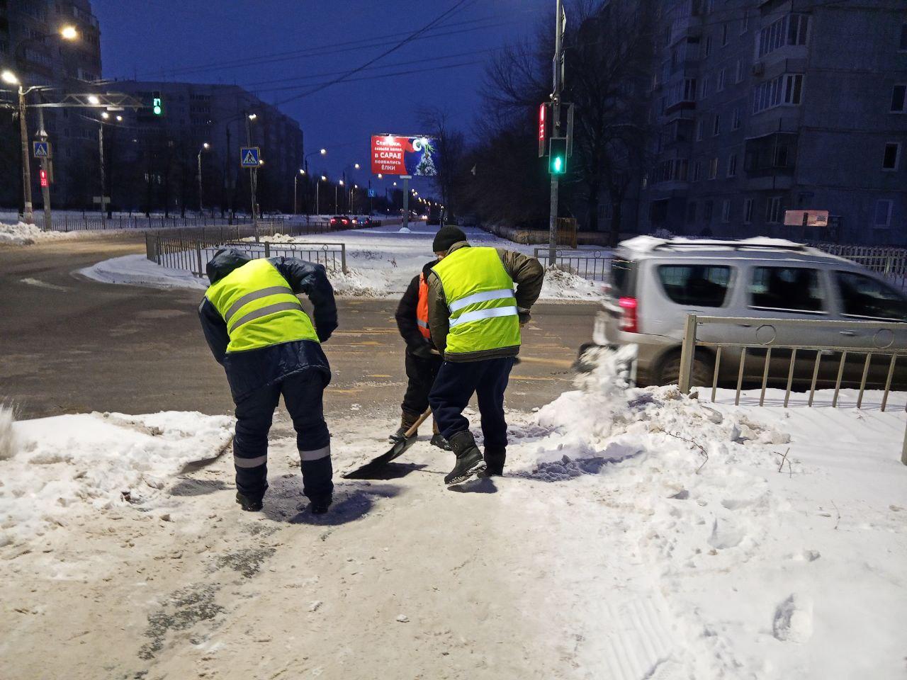 В Железнодорожном районе продолжаются работы по уборке снега.