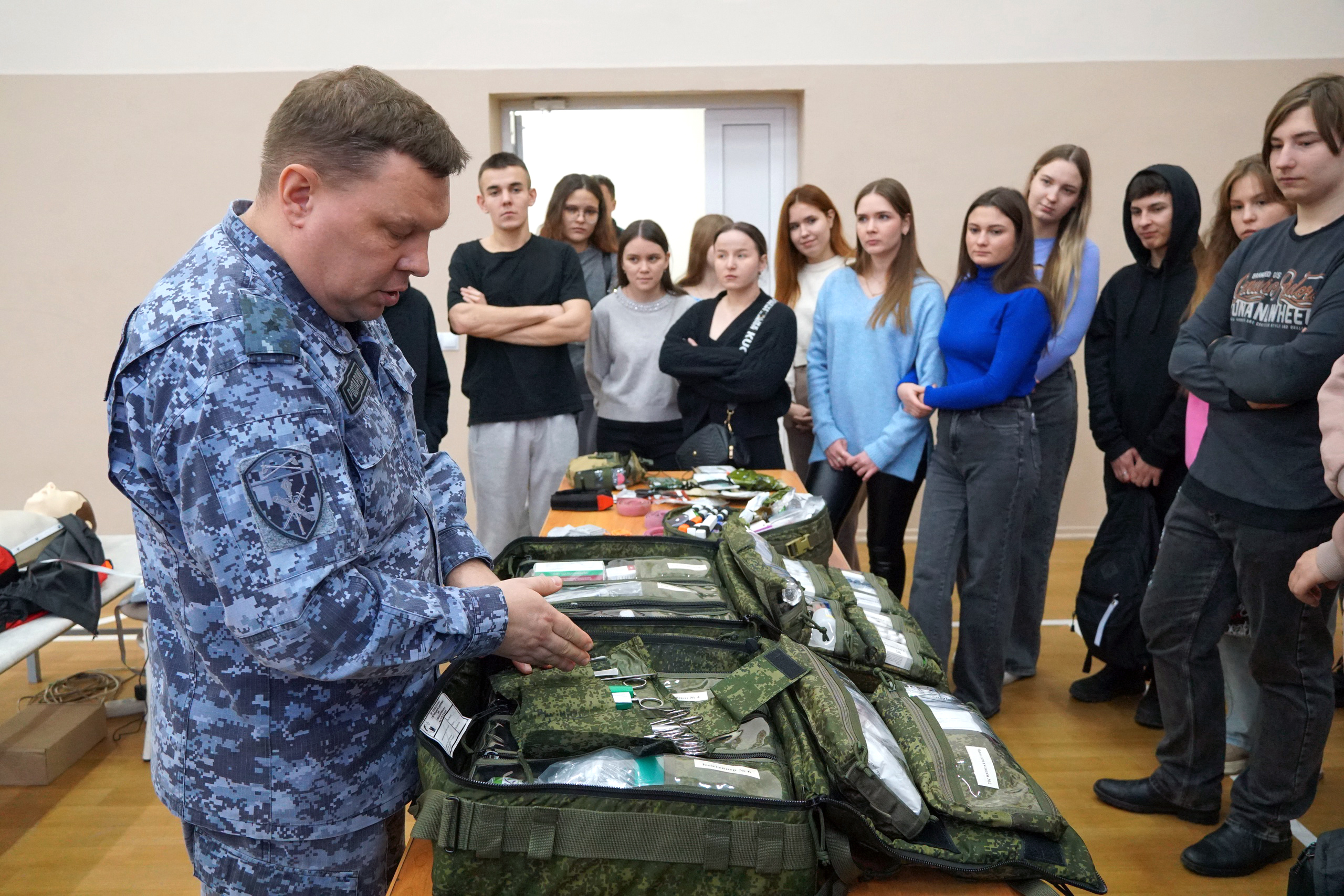 В Ульяновске студенты встретились с сотрудниками спецподразделений Росгвардии.