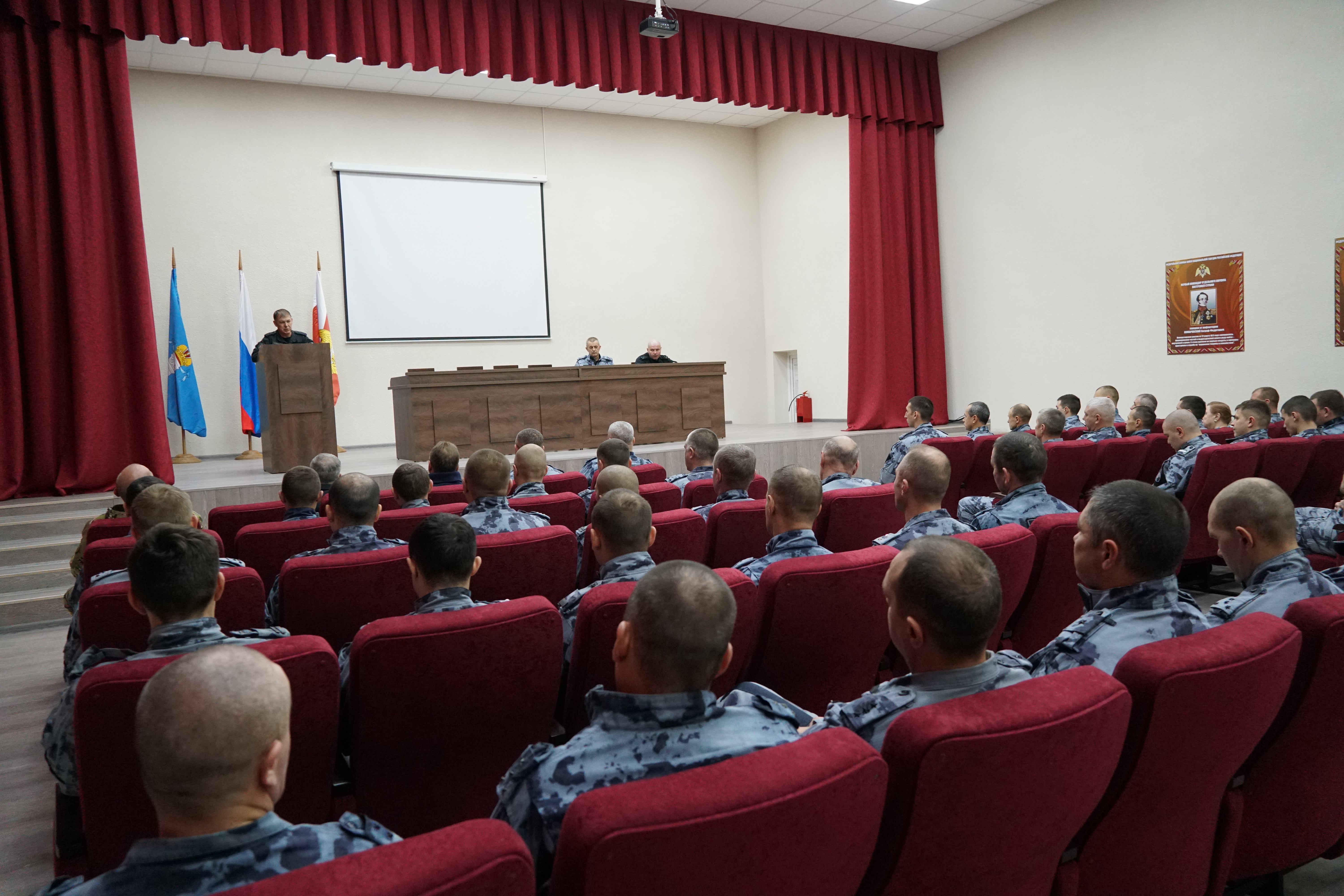 В Ульяновске отличившимся бойцам ОМОН «Симбир» вручили награды.