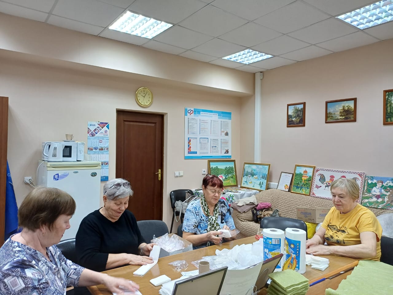 Посетители Центра общения старшего поколения в р.п. Чердаклы сформировали 1500 комплектов сухого душа для военнослужащих, которые находятся в зоне специальной военной операции..