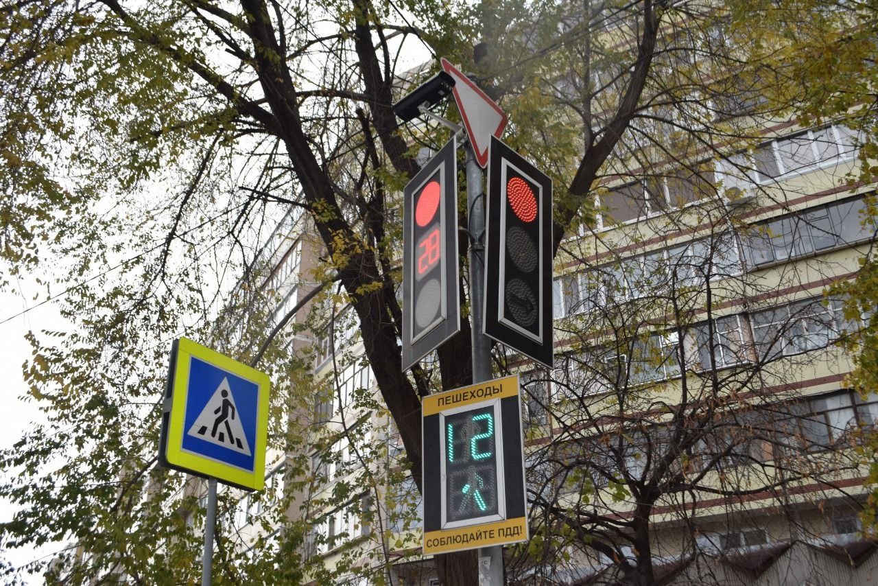 На светофорах в Железнодорожном районе настраивают «зелёную волну».