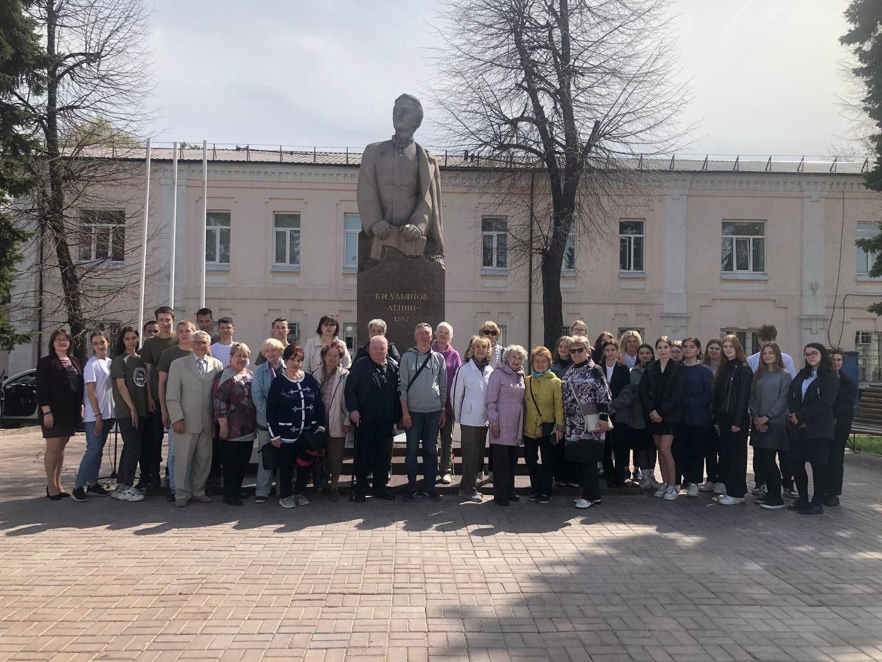 У памятника гимназисту Володе Ульянову состоялся митинг с возложением цветов, посвящённый 154-й годовщине со дня рождения Владимира Ильича Ленина.