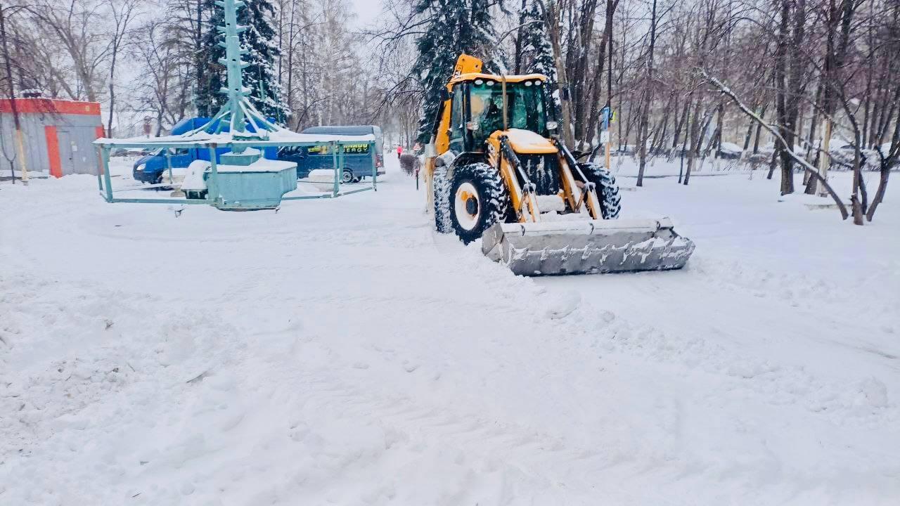 Борьба со снегом продолжается.