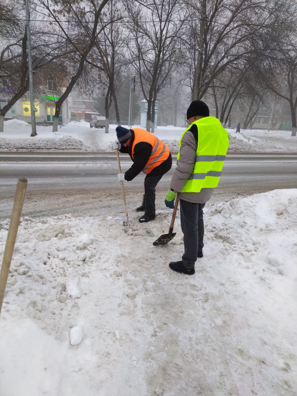 В Железнодорожном районе на выходных продолжалась борьба со снегом..