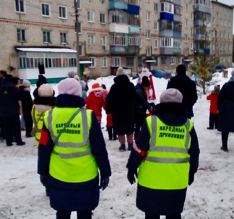 В декабре 2023 года народные дружинники Железнодорожного района активно участвуют в обеспечении общественного порядка при проведении новогодних мероприятий для детей во дворах домов..