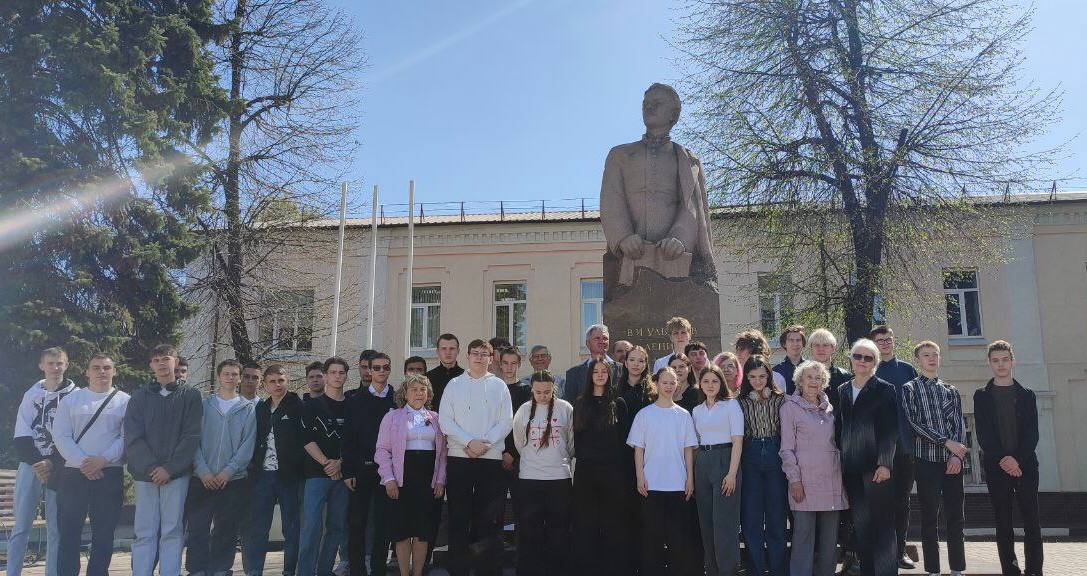 Сегодня на площади Старого Железнодорожного вокзала прошел митинг с возложением цветов, посвященный 155-летию со дня рождения Владимира Ильича Ленина..