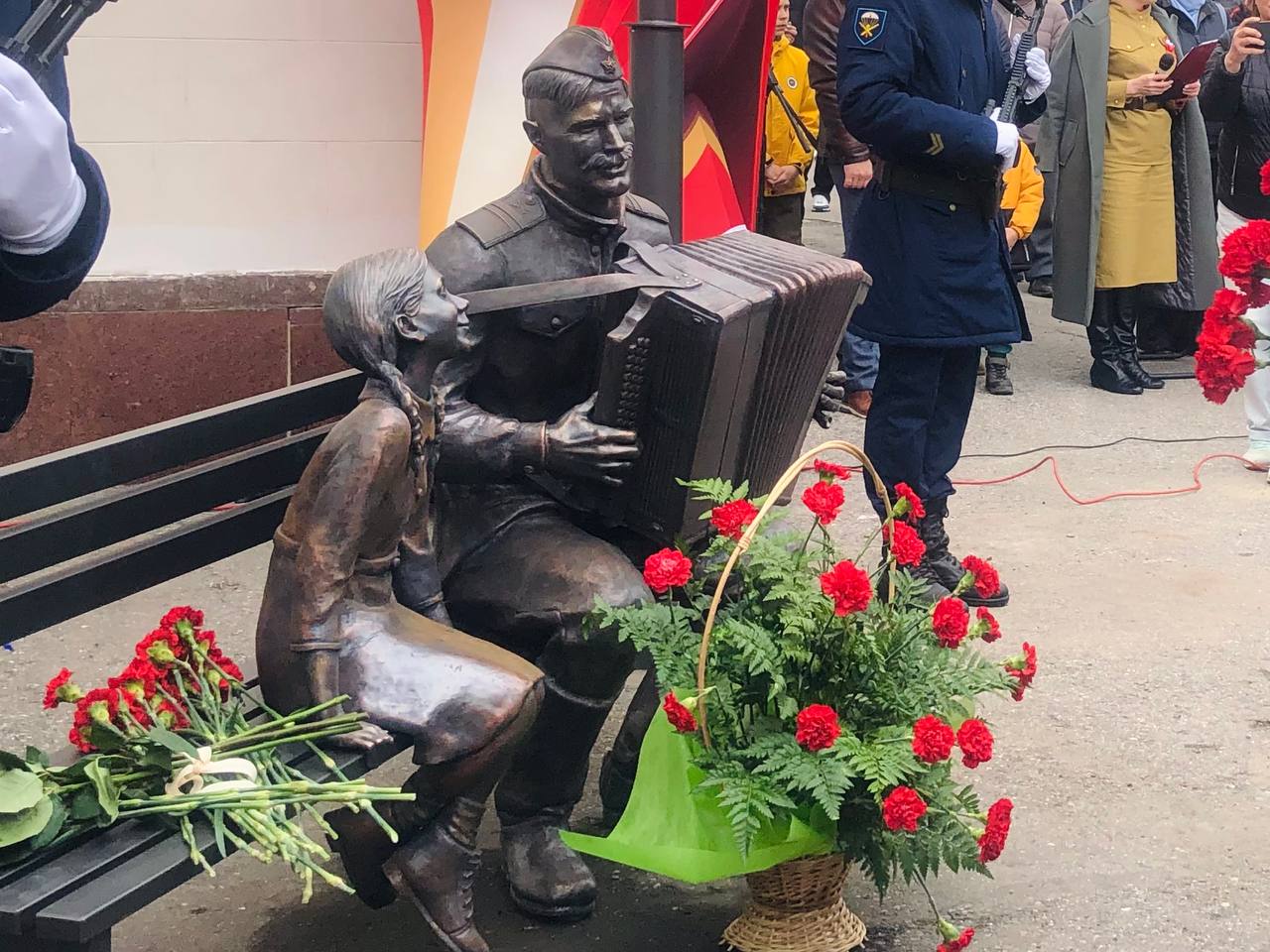 Сегодня на площади старого железнодорожного вокзала было организовано традиционное мероприятие &quot;В шесть часов вечера после войны&quot;..