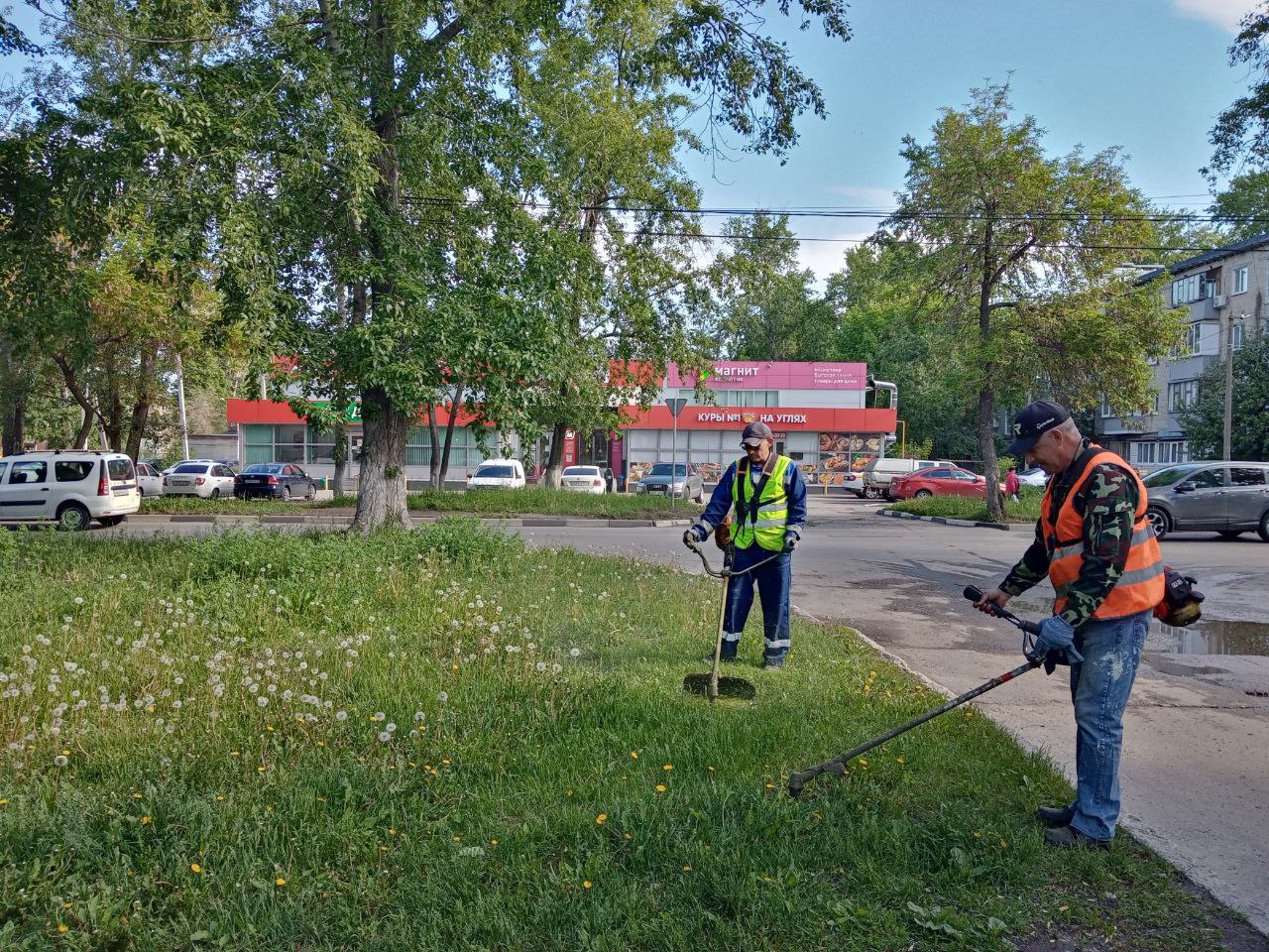 В Железнодорожном районе продолжается покос травы.