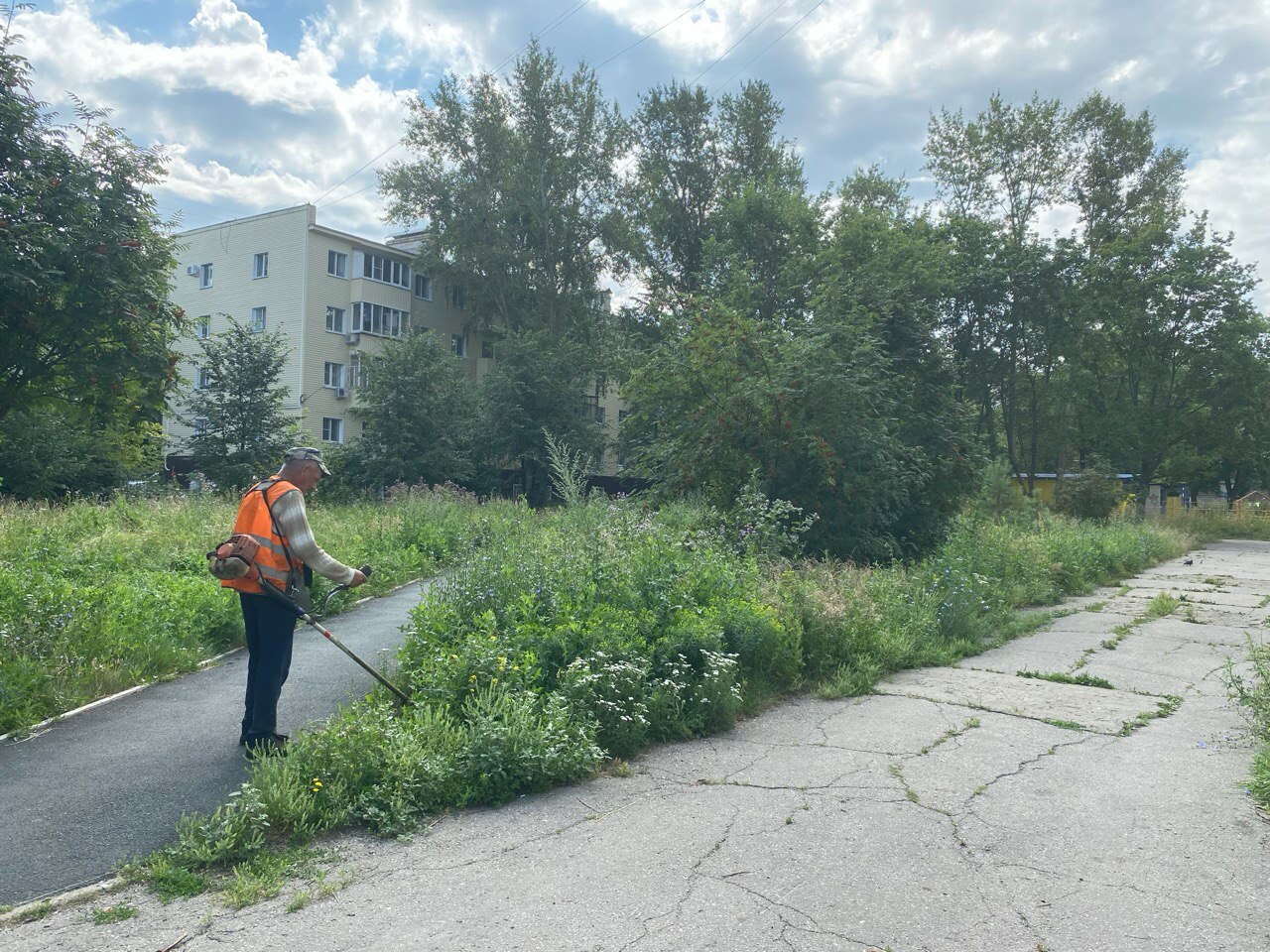 Продолжаются работы по благоустройству Железнодорожного района..