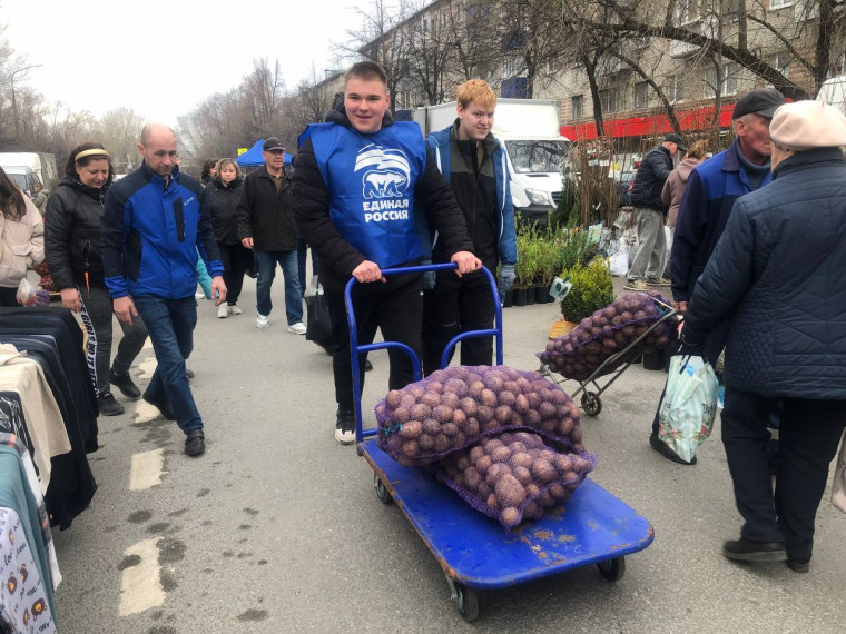 На ярмарке работает «Социальное такси», которое помогает доставить приобретённые продукты пожилым гражданам и людям с ограниченными возможностями. Также на ярмарке присутствуют волонтёры.. На ярмарке работает «Социальное такси», которое помогает доставить приобретённые продукты пожилым гражданам и людям с ограниченными возможностями. Также на ярмарке присутствуют волонтёры..