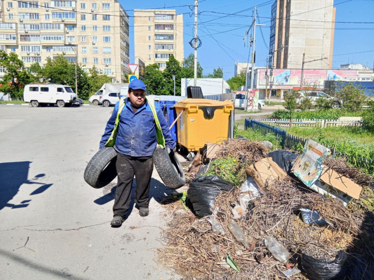 В районе продолжаются работы по уборке и благоустройству. В районе продолжаются работы по уборке и благоустройству.