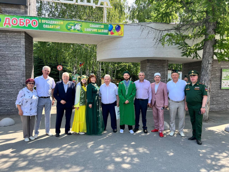 Празднование Сабантуя в Железнодорожном районе Ульяновска собрало около двух тысяч участников. Празднование Сабантуя в Железнодорожном районе Ульяновска собрало около двух тысяч участников.