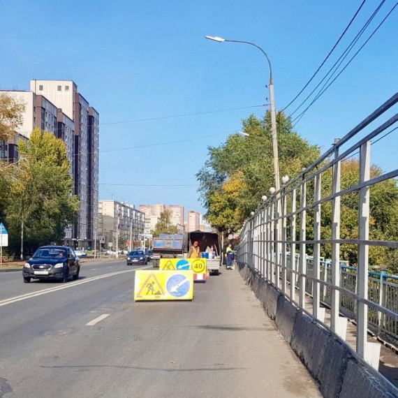 На путепроводе улиц Кирова – Локомотивная обновлено ограждение пешеходной части. На путепроводе улиц Кирова – Локомотивная обновлено ограждение пешеходной части.