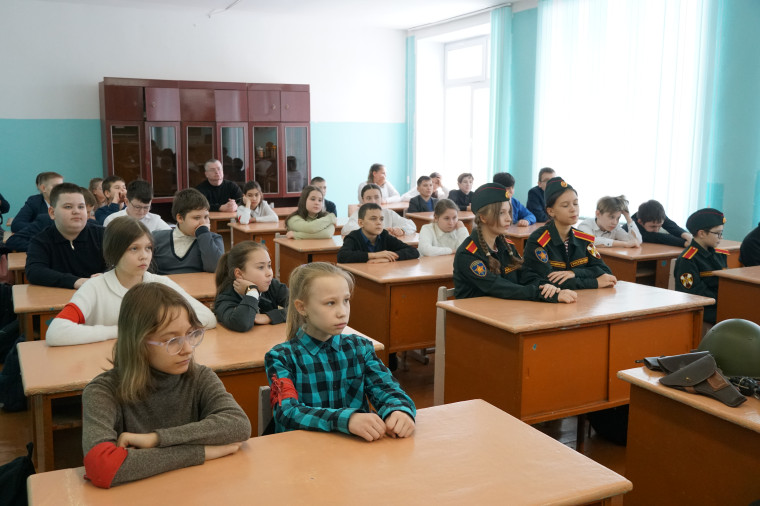 В Ульяновске председатель Совета ветеранов территориального управления Росгвардии провел урок мужества для школьников. В Ульяновске председатель Совета ветеранов территориального управления Росгвардии провел урок мужества для школьников.