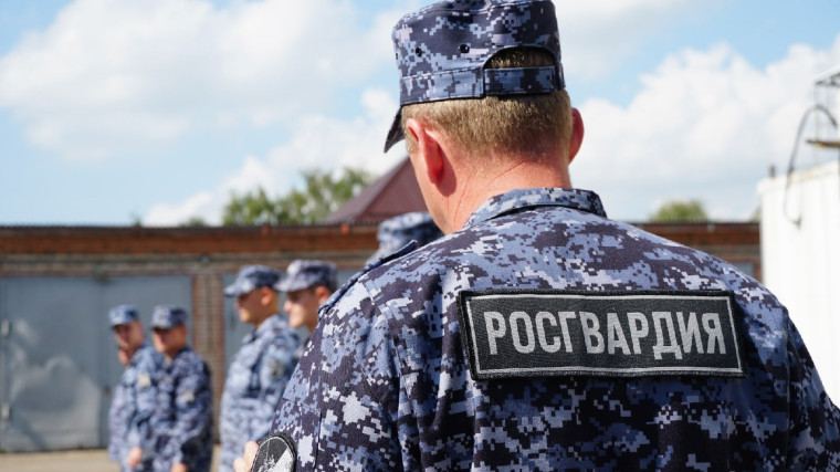 В Ульяновске сотрудники вневедомственной охраны Росгвардии задержали гражданина, подозреваемого в незаконном приобретении и хранении наркотических средств. В Ульяновске сотрудники вневедомственной охраны Росгвардии задержали гражданина, подозреваемого в незаконном приобретении и хранении наркотических средств.