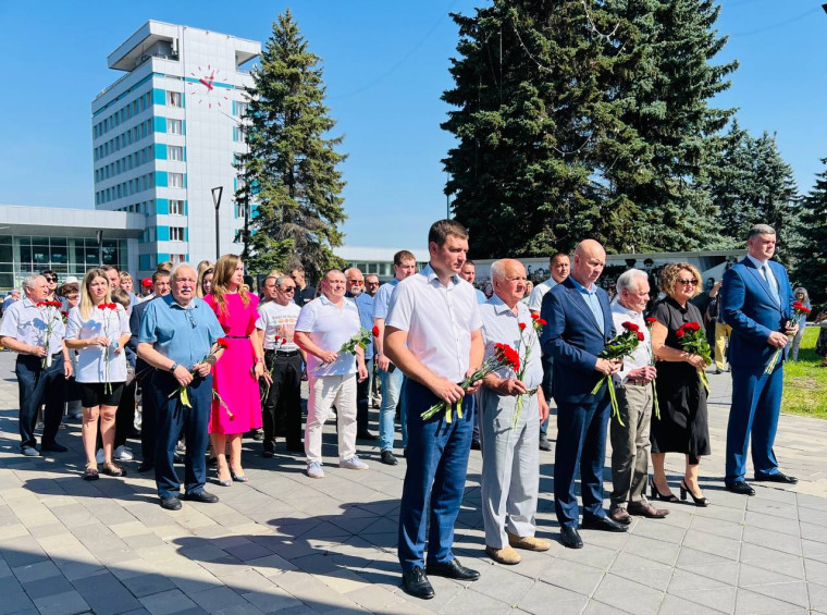 Четыре года назад Ульяновск был удостоен высокого звания «Город трудовой доблести», которое стало признанием его значительного вклада в Победу в Великой Отечественной войне.. Четыре года назад Ульяновск был удостоен высокого звания «Город трудовой доблести», которое стало признанием его значительного вклада в Победу в Великой Отечественной войне..